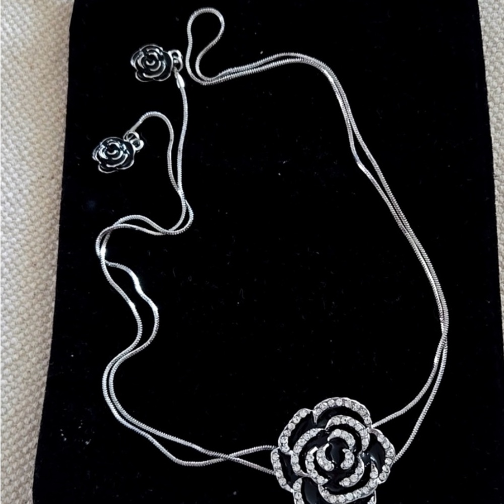 Elegant Silver Rose Necklace